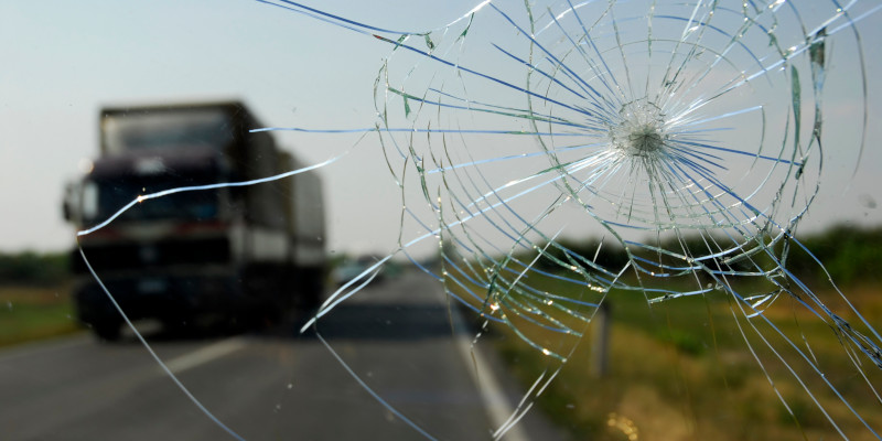How to Tell If You Need Windshield Repair or Replacement