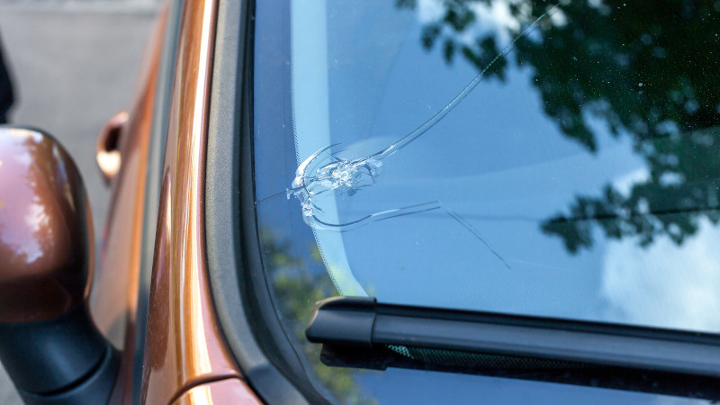 5 Ways to Determine if You Need a Windshield Repair or Replacement